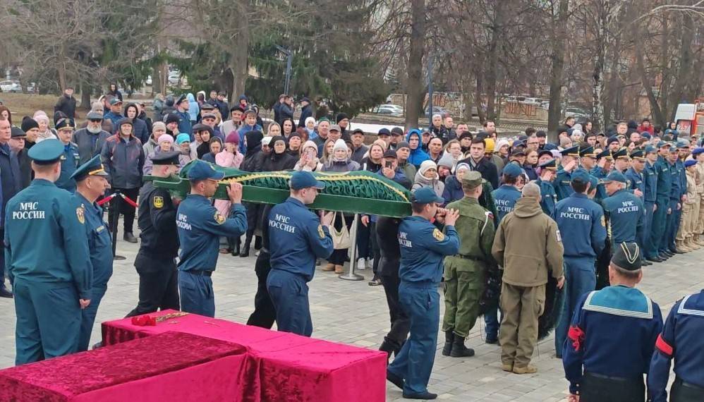 Тысячи нижнекамцев простились с погибшим на химзаводе пожарным Маратом Назиповым