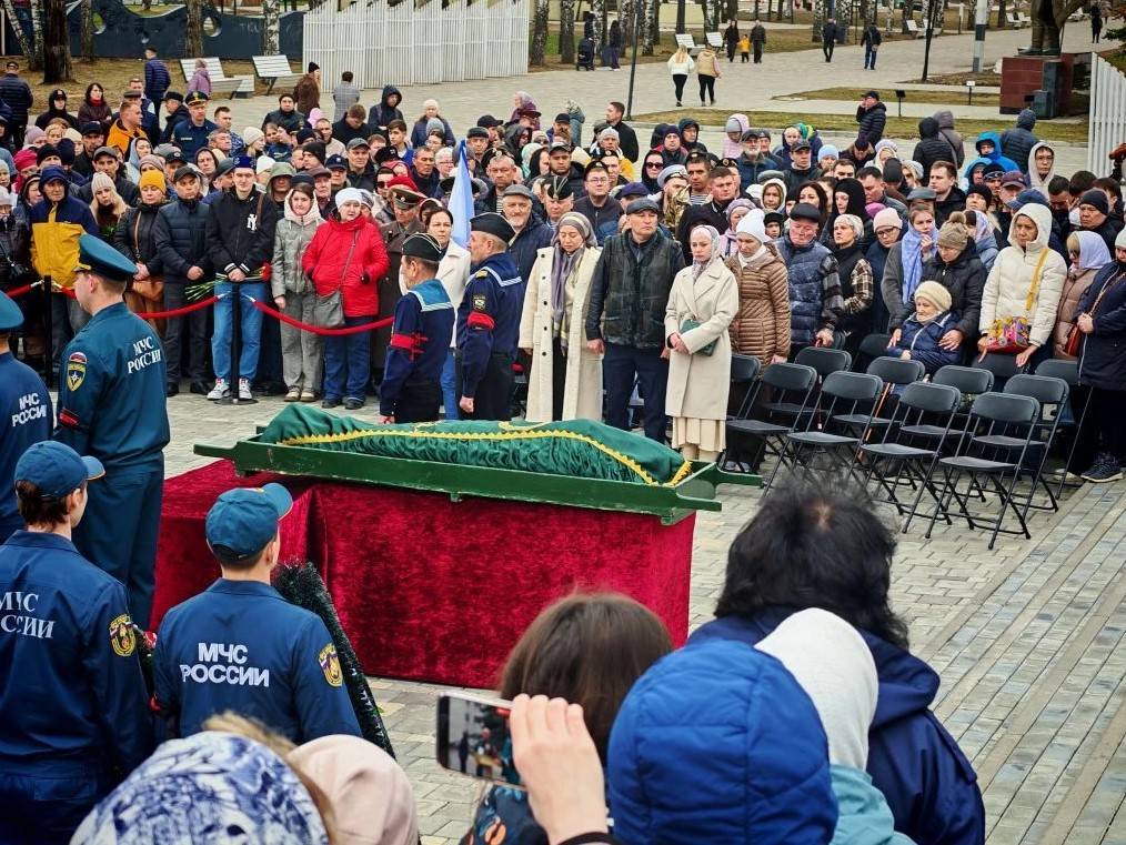 Тысячи нижнекамцев простились с погибшим на химзаводе пожарным Маратом Назиповым