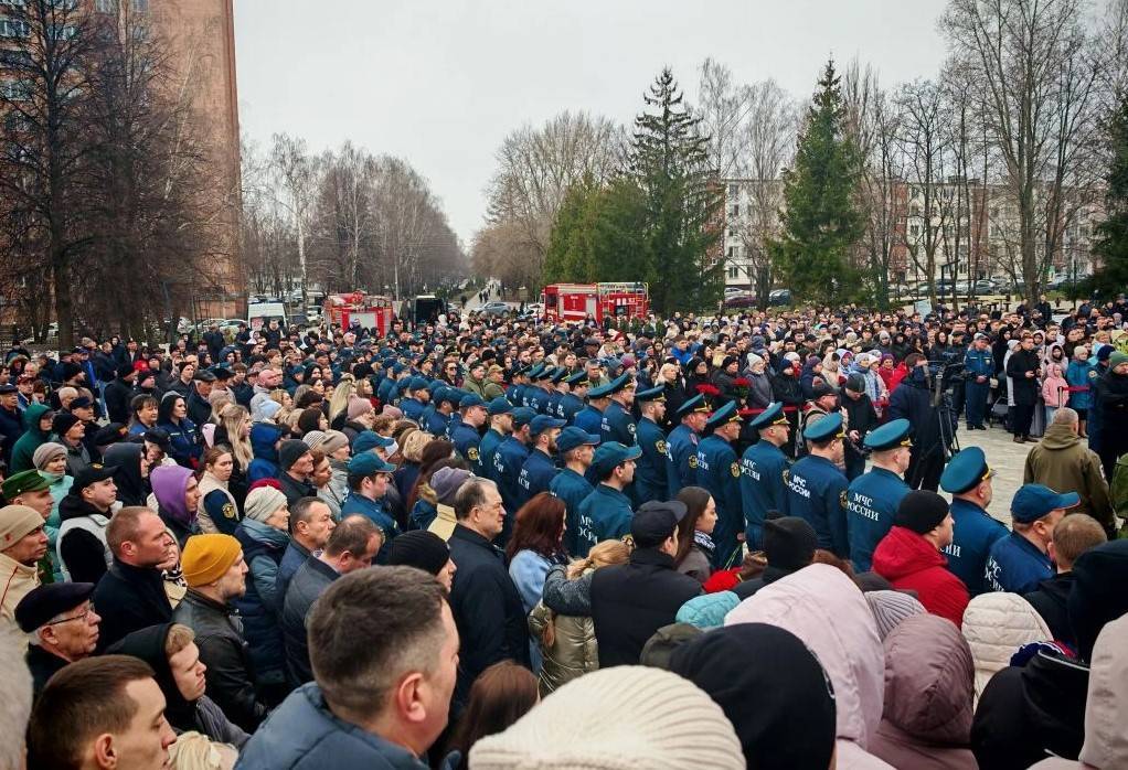 Тысячи нижнекамцев простились с погибшим на химзаводе пожарным Маратом Назиповым