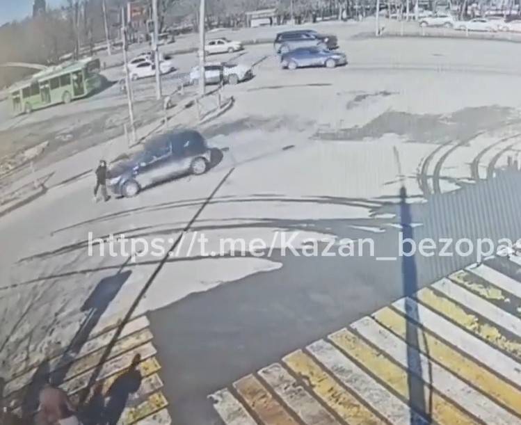 В Казани на пешеходном переходе водитель сбил ребенка на электросамокате