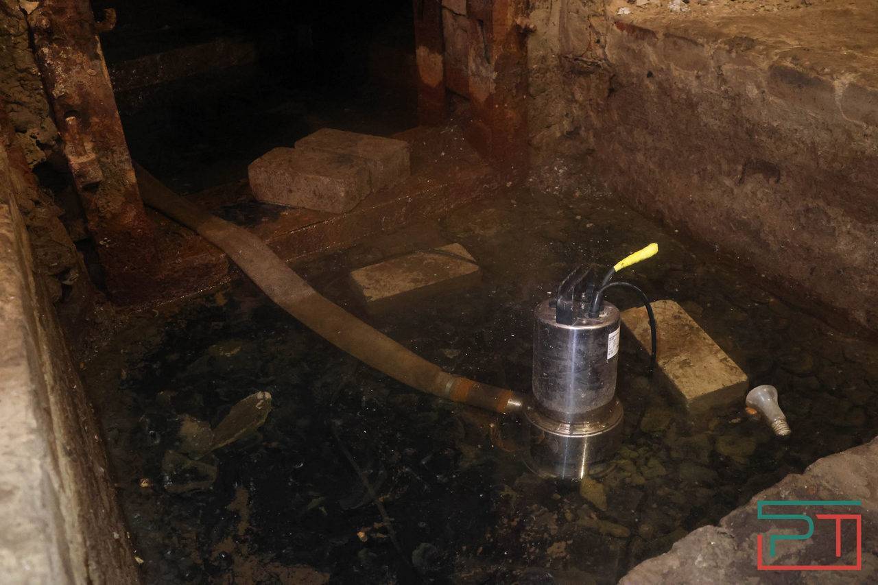 «Не хотим переезжать!»: жильцы сталинки в Казани воюют с УК, которая пытается сделать их дом аварийным