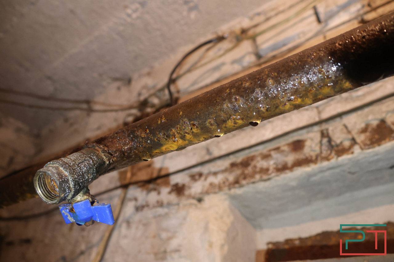 «Не хотим переезжать!»: жильцы сталинки в Казани воюют с УК, которая пытается сделать их дом аварийным