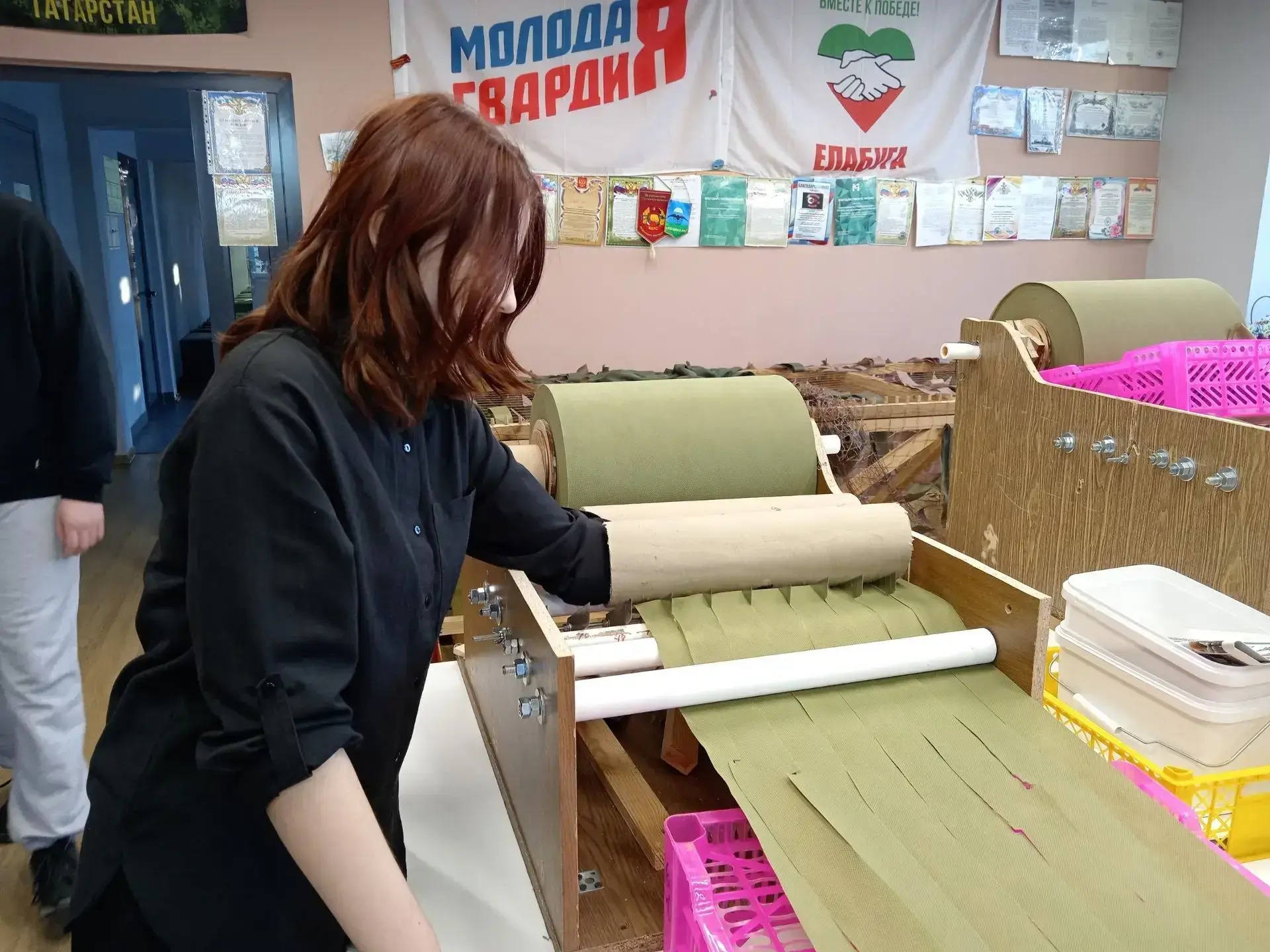 Елабужские студенты занялись подготовкой материалов для масксетей для бойцов СВО