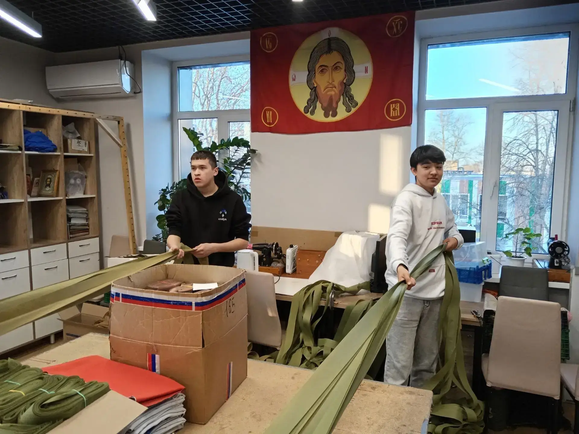 Елабужские студенты занялись подготовкой материалов для масксетей для бойцов СВО