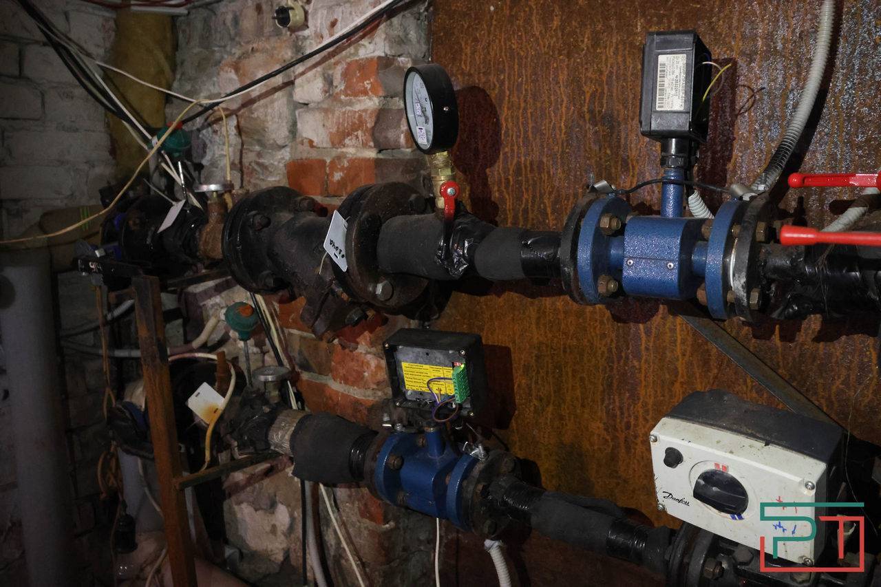 «Не хотим переезжать!»: жильцы сталинки в Казани воюют с УК, которая пытается сделать их дом аварийным