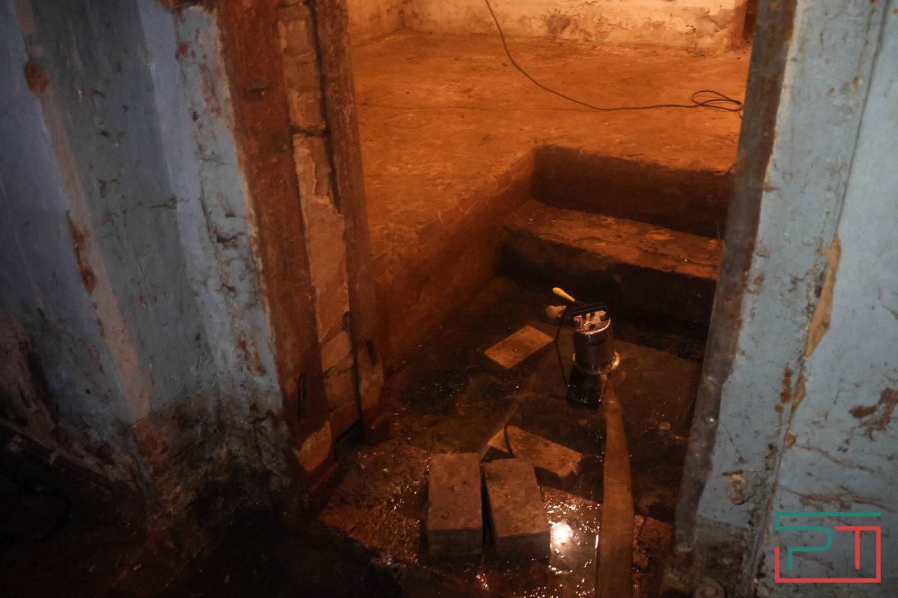 «Не хотим переезжать!»: жильцы сталинки в Казани воюют с УК, которая пытается сделать их дом аварийным