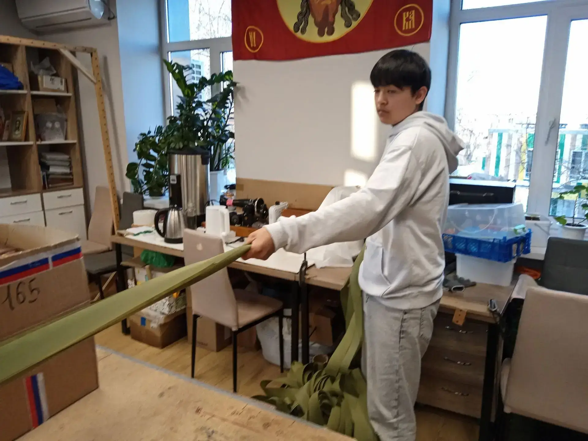 Елабужские студенты занялись подготовкой материалов для масксетей для бойцов СВО