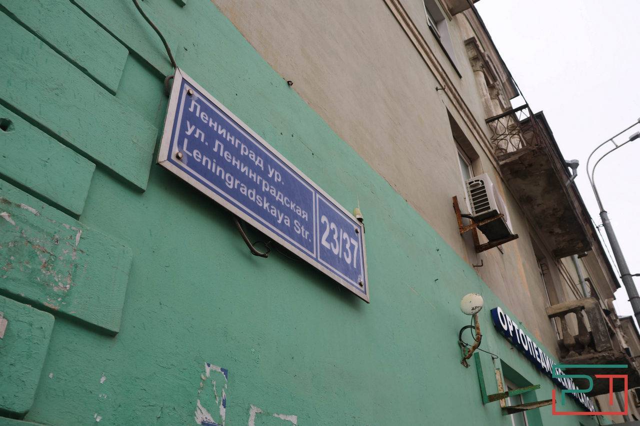 «Не хотим переезжать!»: жильцы сталинки в Казани воюют с УК, которая пытается сделать их дом аварийным