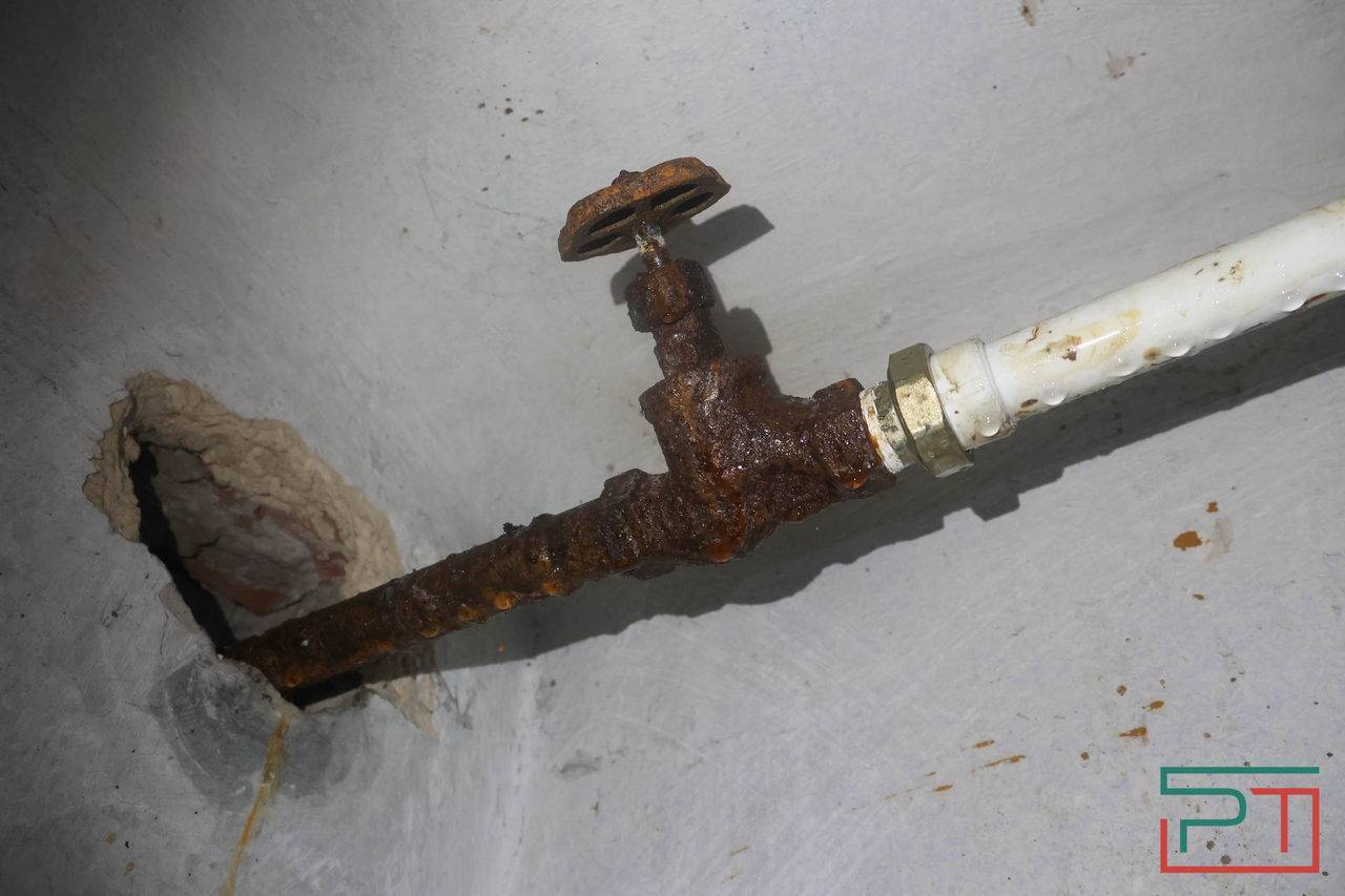 «Не хотим переезжать!»: жильцы сталинки в Казани воюют с УК, которая пытается сделать их дом аварийным