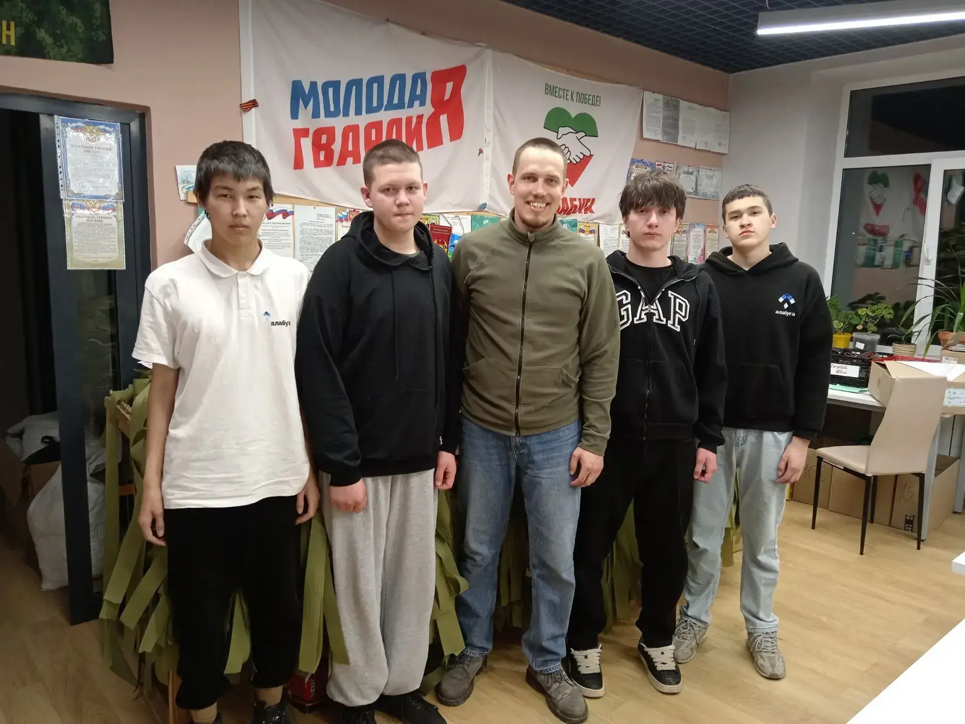 Елабужские студенты занялись подготовкой материалов для масксетей для бойцов СВО