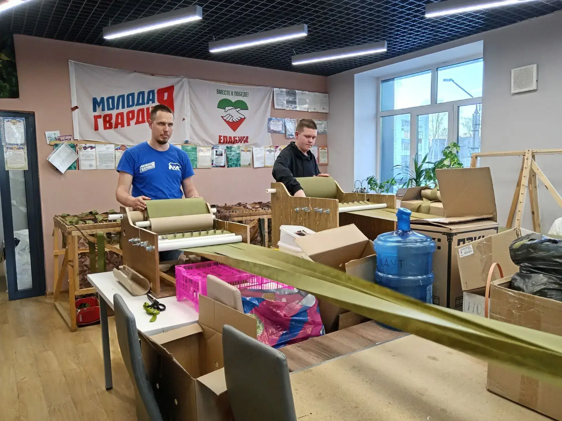 Елабужские студенты занялись подготовкой материалов для масксетей для бойцов СВО