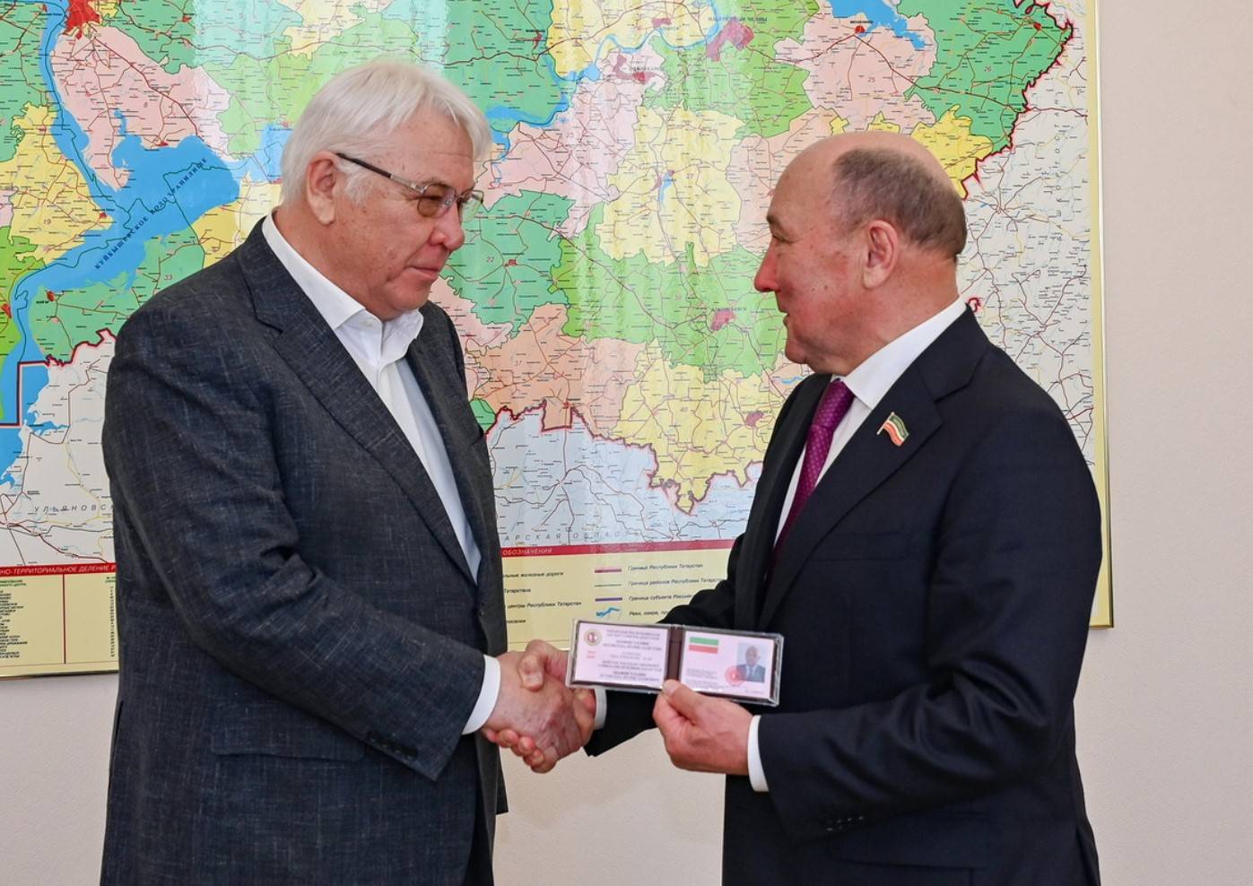 Ахметов вручил Шафигуллину удостоверение депутата Госсовета Татарстана