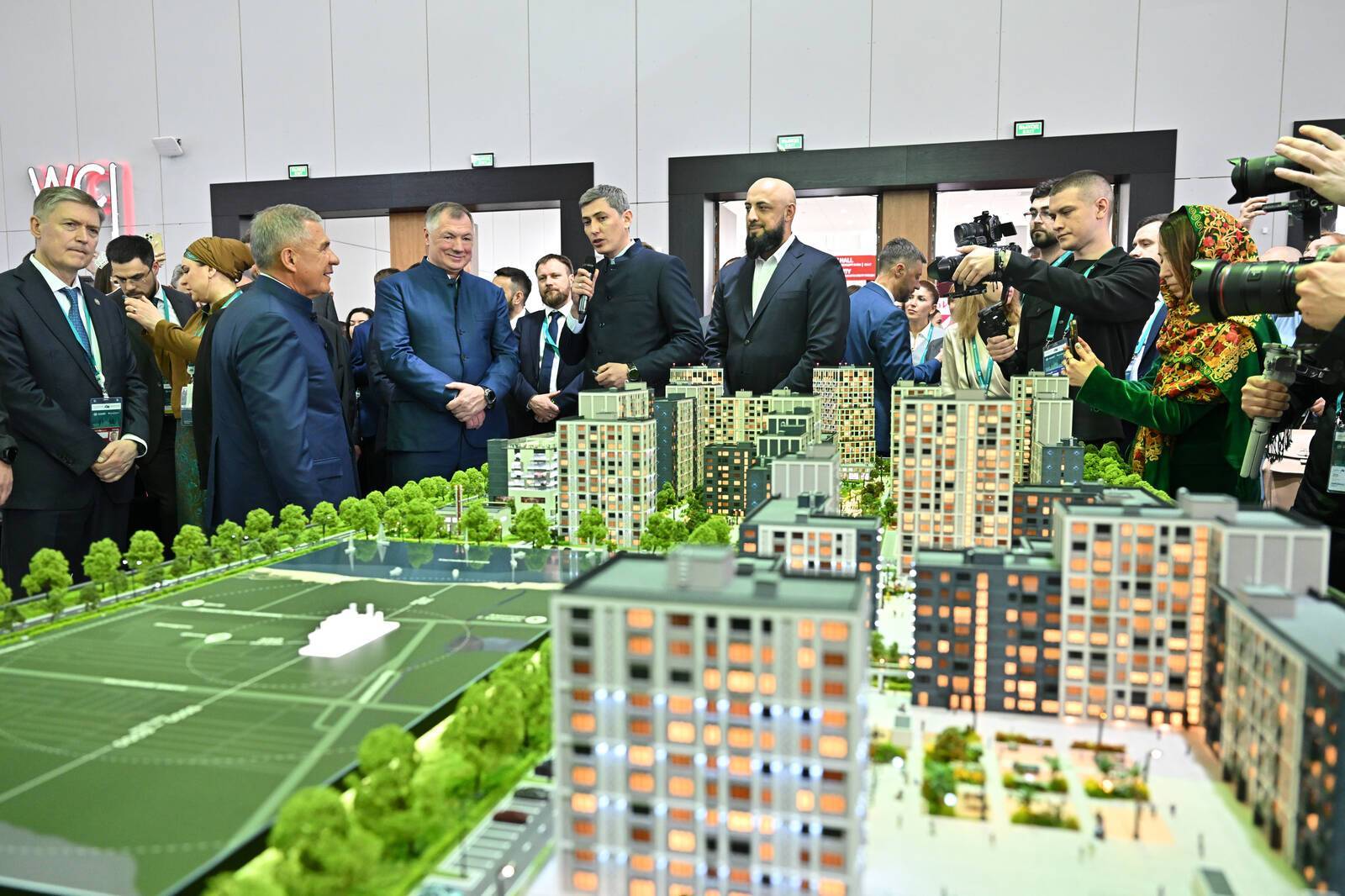 Минниханов и Хуснуллин посетили выставку International Property Market на «КазаньФоруме»