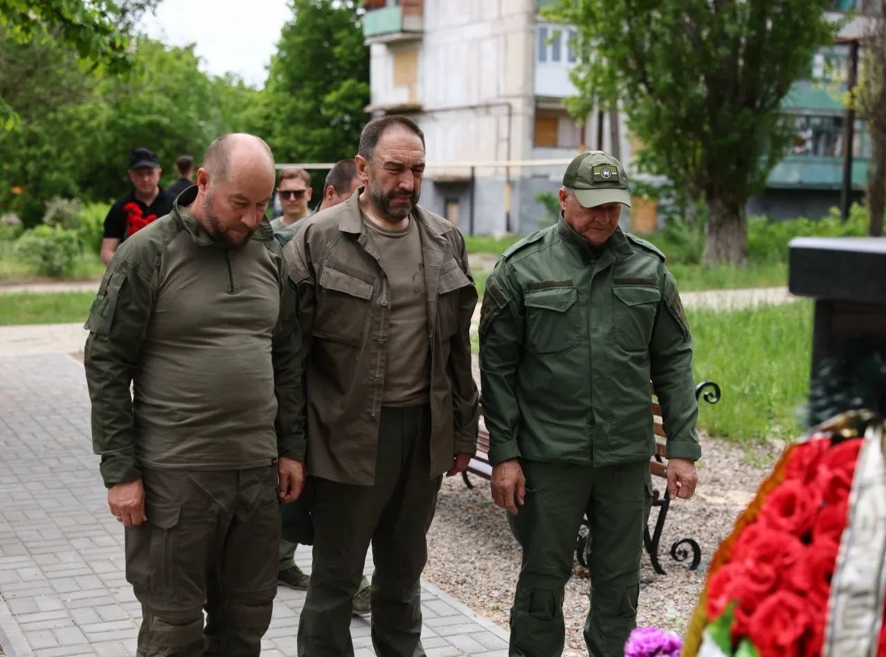 Делегация Татарстана почтила память Героя России Дамира Исламова в ЛНР