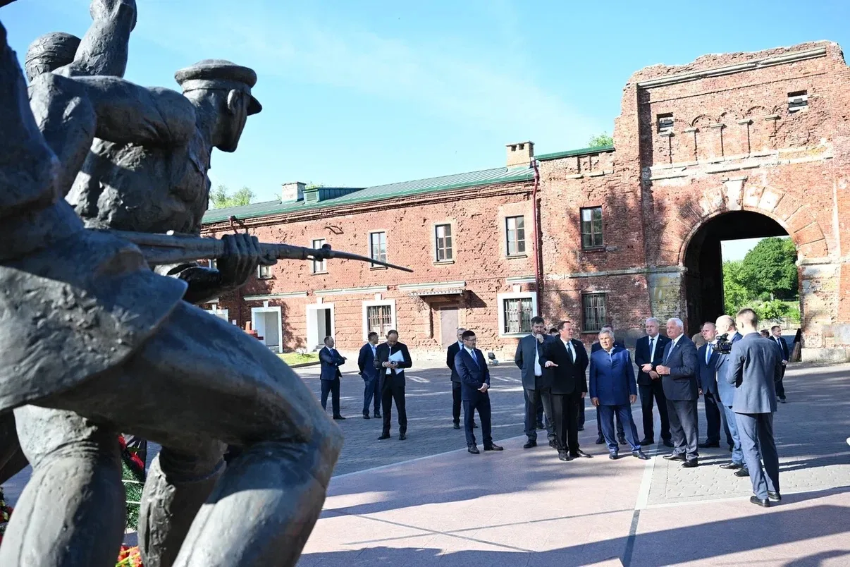 Рустам Минниханов посетил Мемориальный комплекс «Брестская крепость»
