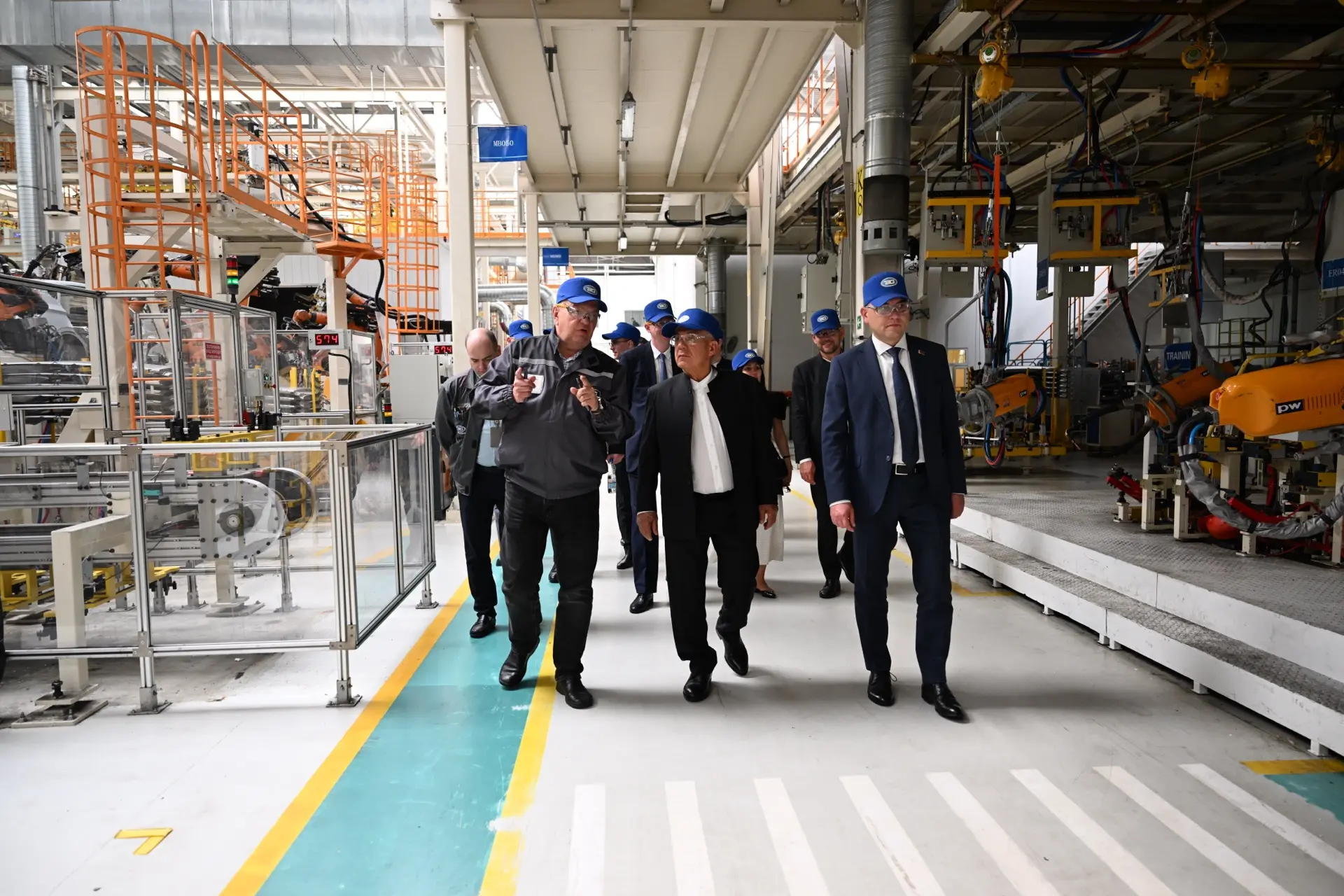 Минниханов прокатился на автомобиле, собранном за 12 минут на заводе «БЕЛДЖИ»