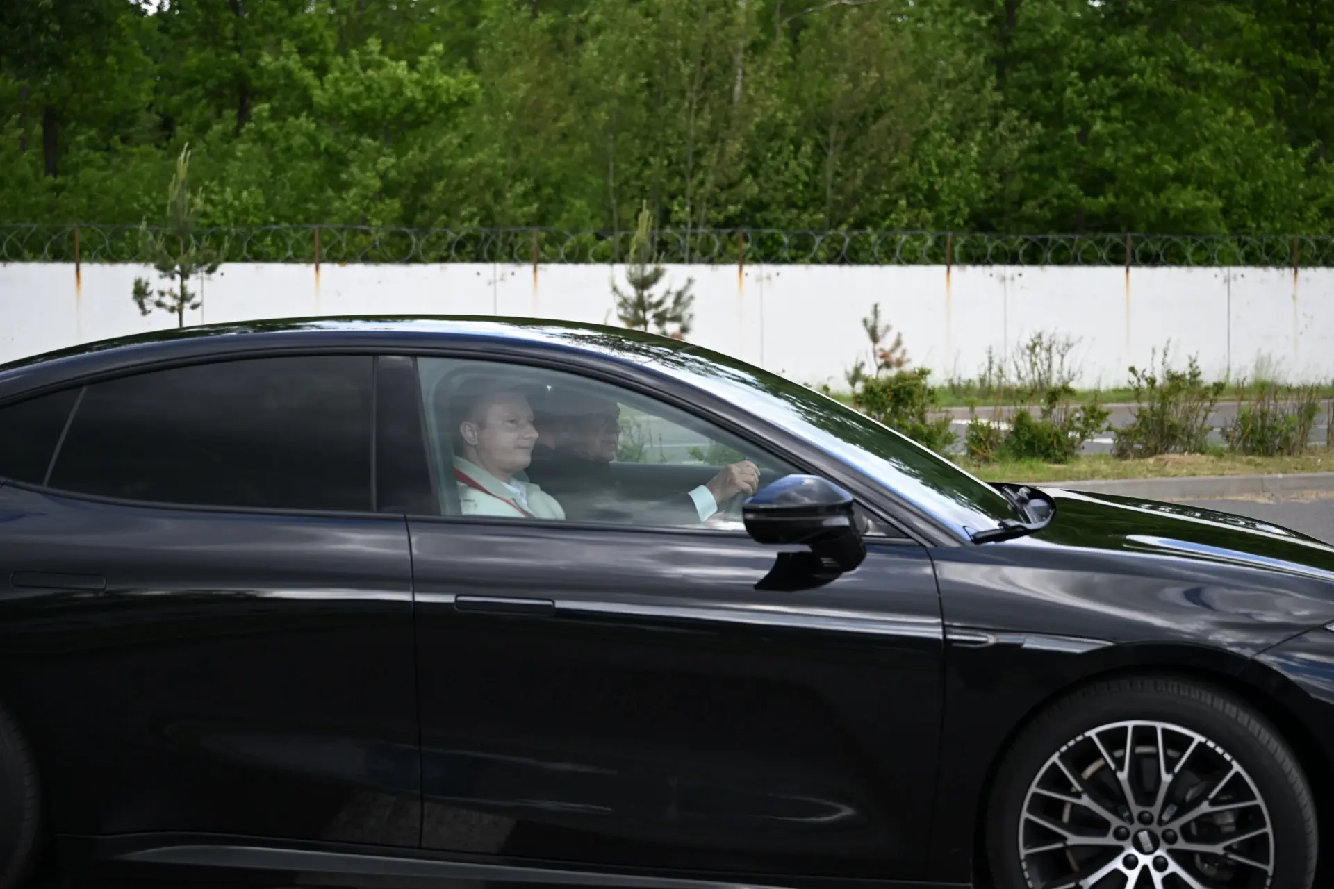 Минниханов прокатился на автомобиле, собранном за 12 минут на заводе «БЕЛДЖИ»