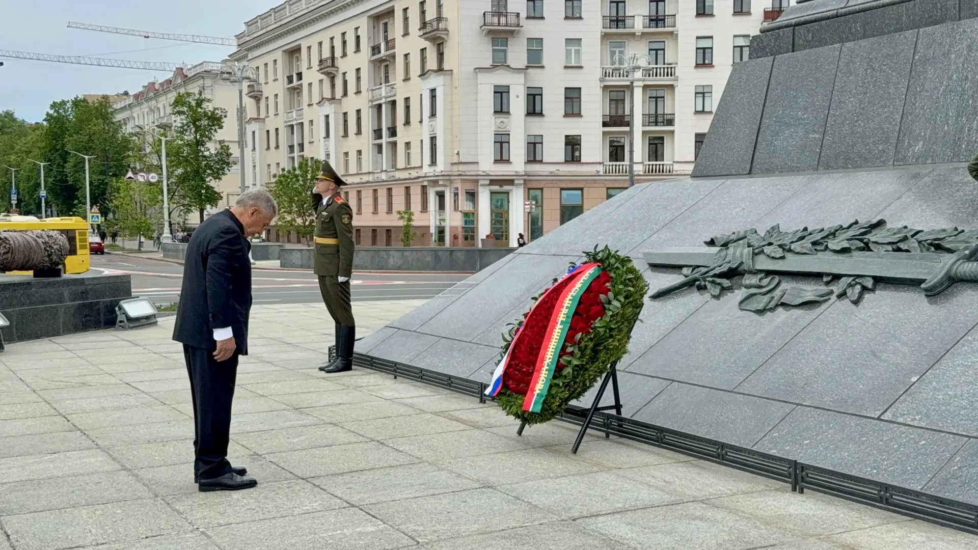 Минниханов в Минске возложил цветы к монументу Победы
