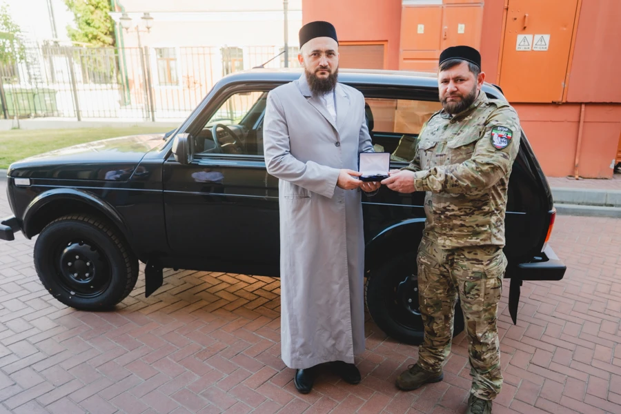 Муфтий Татарстана передал бойцам СВО автомобиль «Нива» и гостинцы к Курбан-байраму