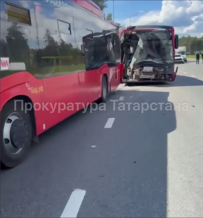 Два автобуса столкнулись на Горьковском шоссе в Казани, есть пострадавшие