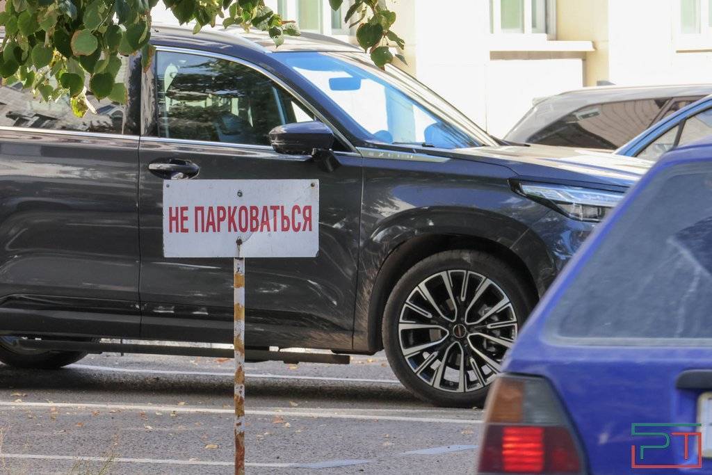 Курьеров замедлят, за парковку на остановках оштрафуют: в Казани борются с аварийностью на дорогах