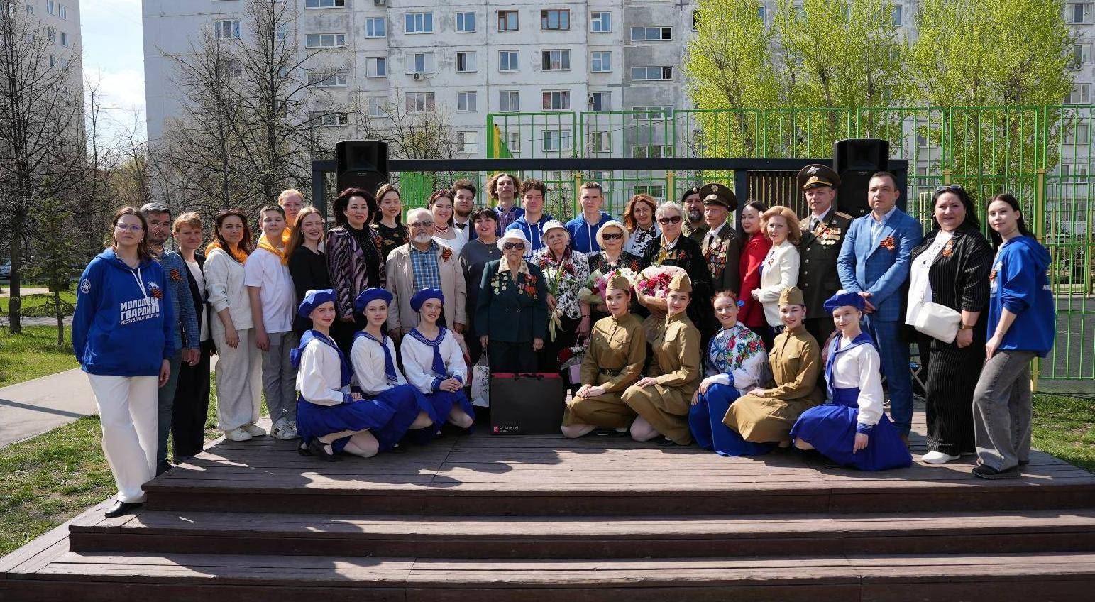 «Такие встречи для нас бесценны»: Казани прошел «Концерт у дома ветерана»