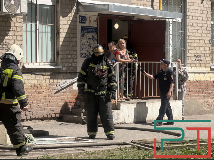 Пожар вспыхнул на третьем этаже дома на ул.Гвардейской в Казани – фото