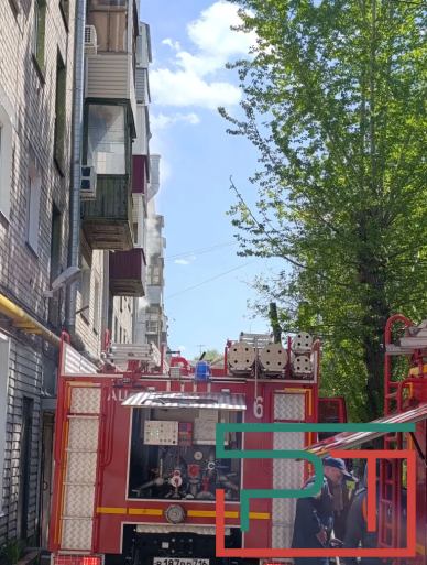 Пожар вспыхнул на третьем этаже дома на ул.Гвардейской в Казани – фото