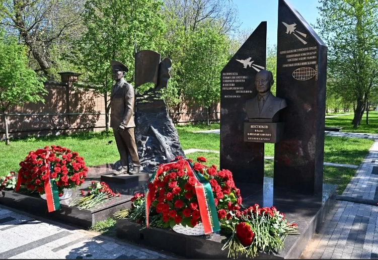 Рустам Минниханов открыл памятник Ильдусу Мостюкову на Арском кладбище Казани