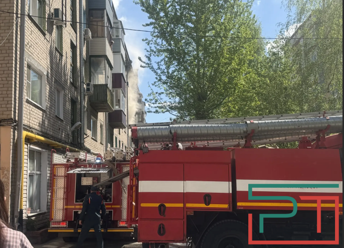 Пожар вспыхнул на третьем этаже дома на ул.Гвардейской в Казани – фото