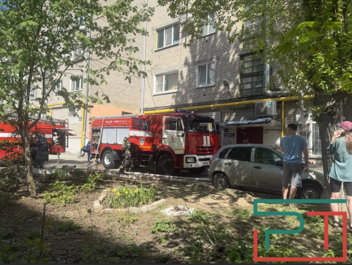 Пожар вспыхнул на третьем этаже дома на ул.Гвардейской в Казани – фото