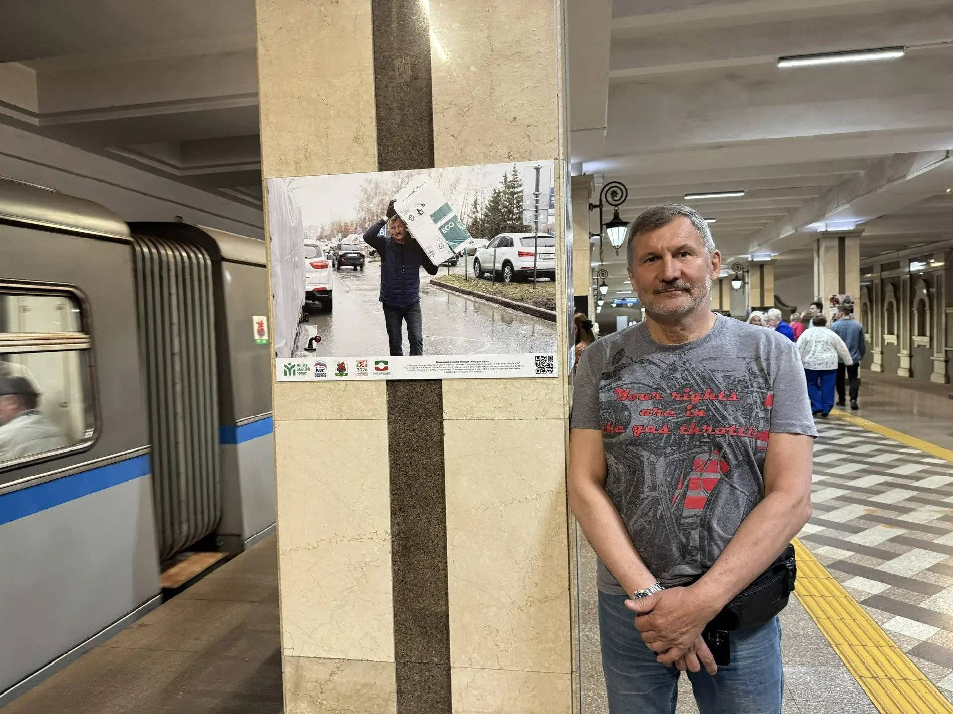 На станции метро «Суконная слобода» в Казани открыли фотовыставку «Волонтеры СВО»
