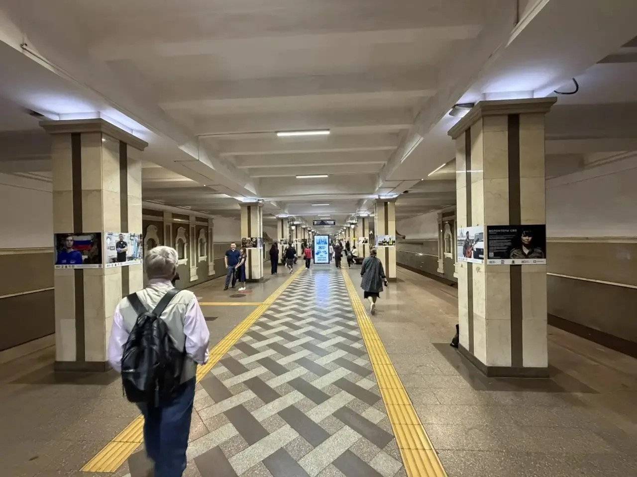 На станции метро «Суконная слобода» в Казани открыли фотовыставку «Волонтеры СВО»