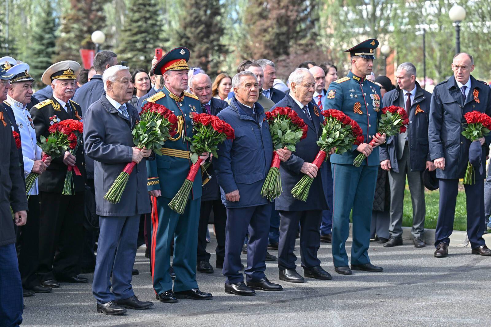 Минниханов и Шаймиев возложили цветы к Вечному огню в парке Победы