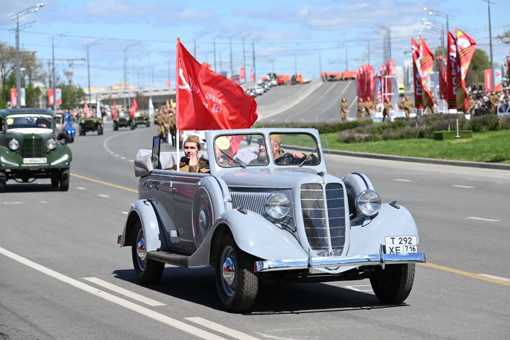 Минниханов поделился фото с парада Победы в Казани