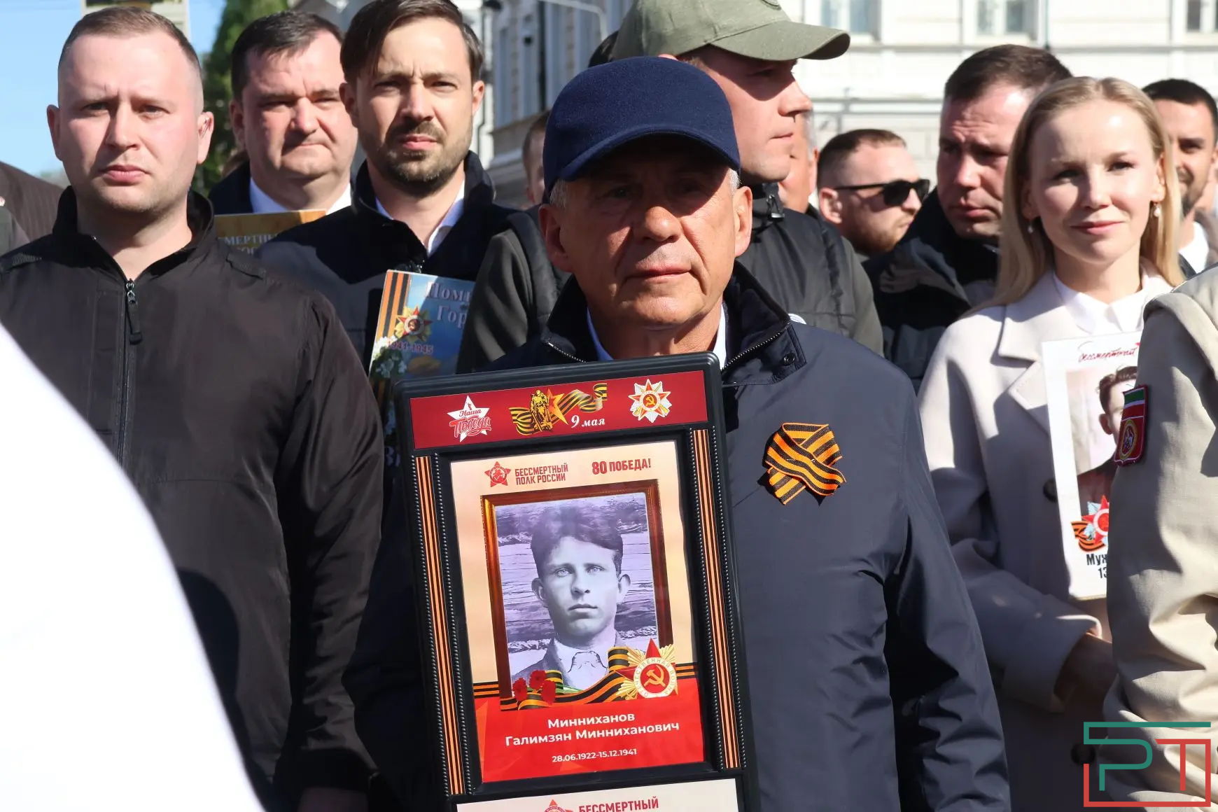 Рустам Минниханов присоединился к шествию «Бессмертного полка» в Казани
