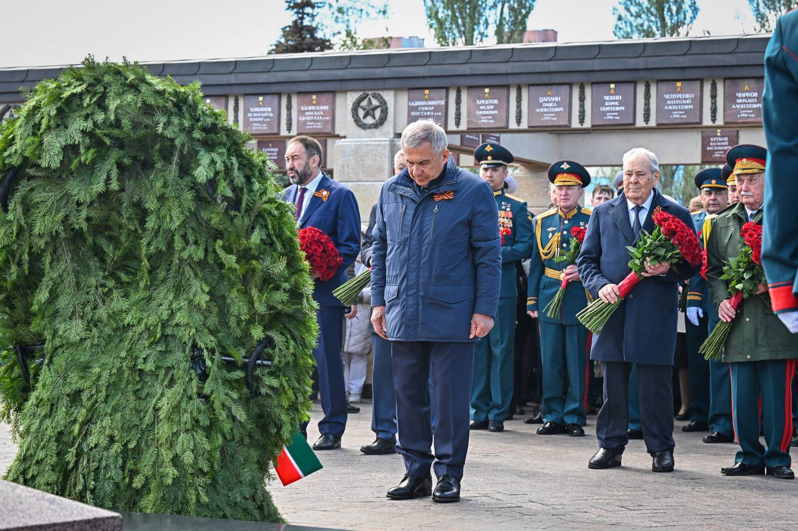 Минниханов и Шаймиев возложили цветы к Вечному огню в парке Победы