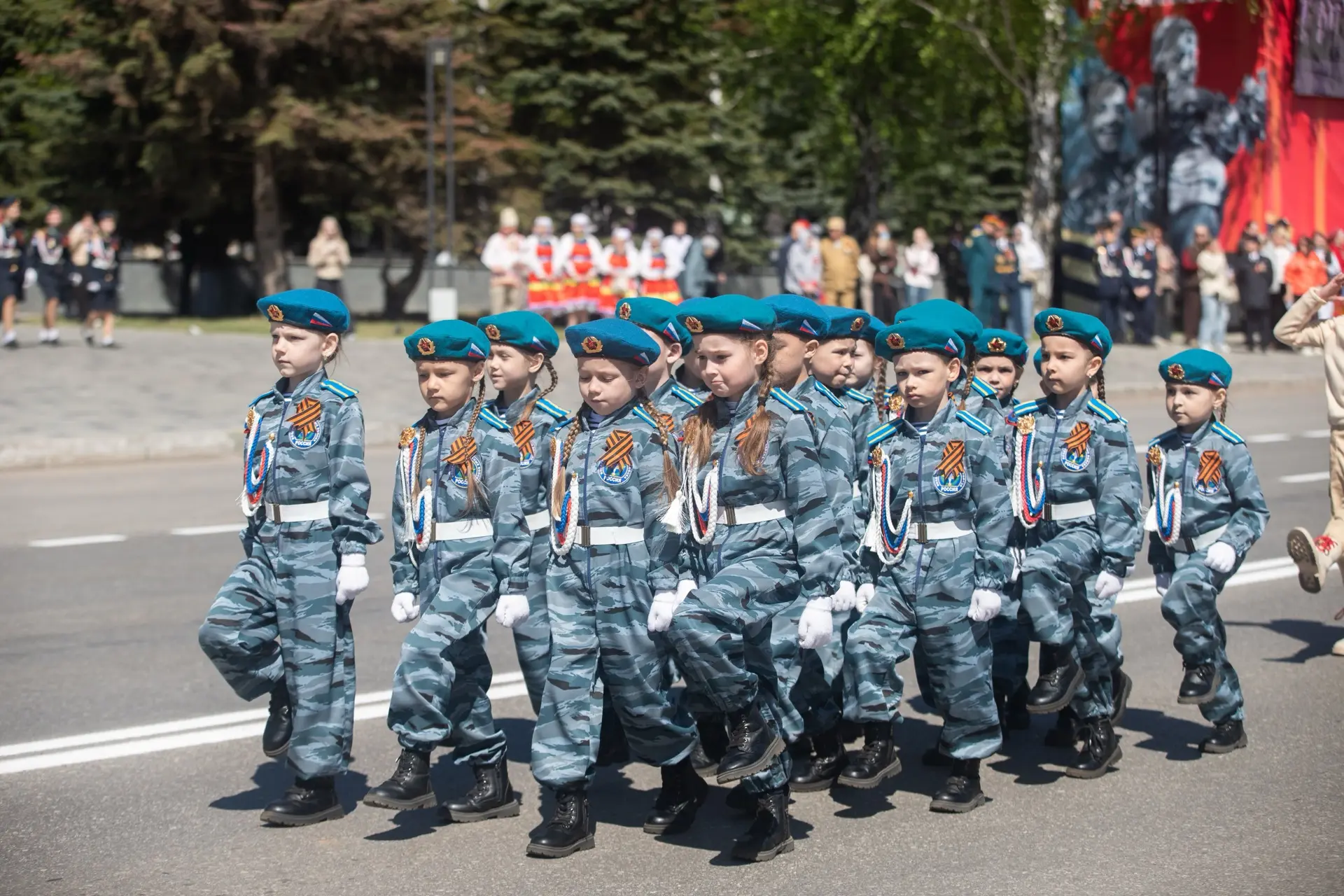 Воспитанники детсадов в Нижнекамске прошли в составе колонн на параде Победы
