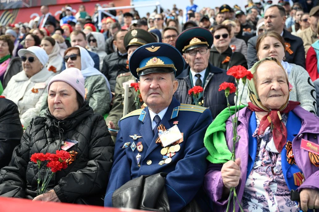 Минниханов поделился фото с парада Победы в Казани