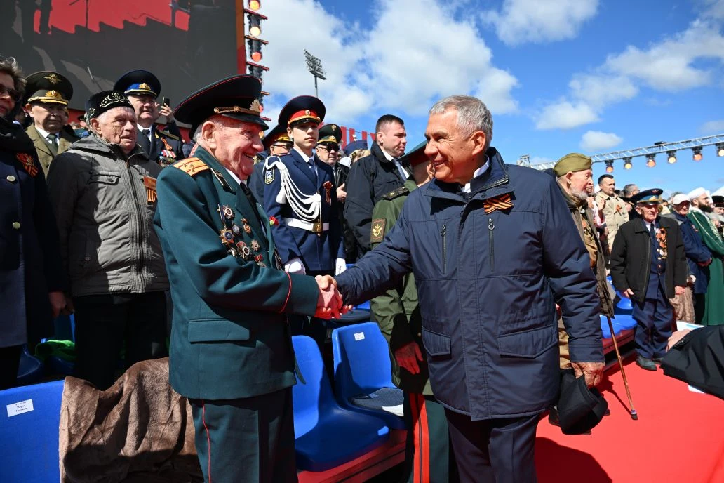 Минниханов поделился фото с парада Победы в Казани