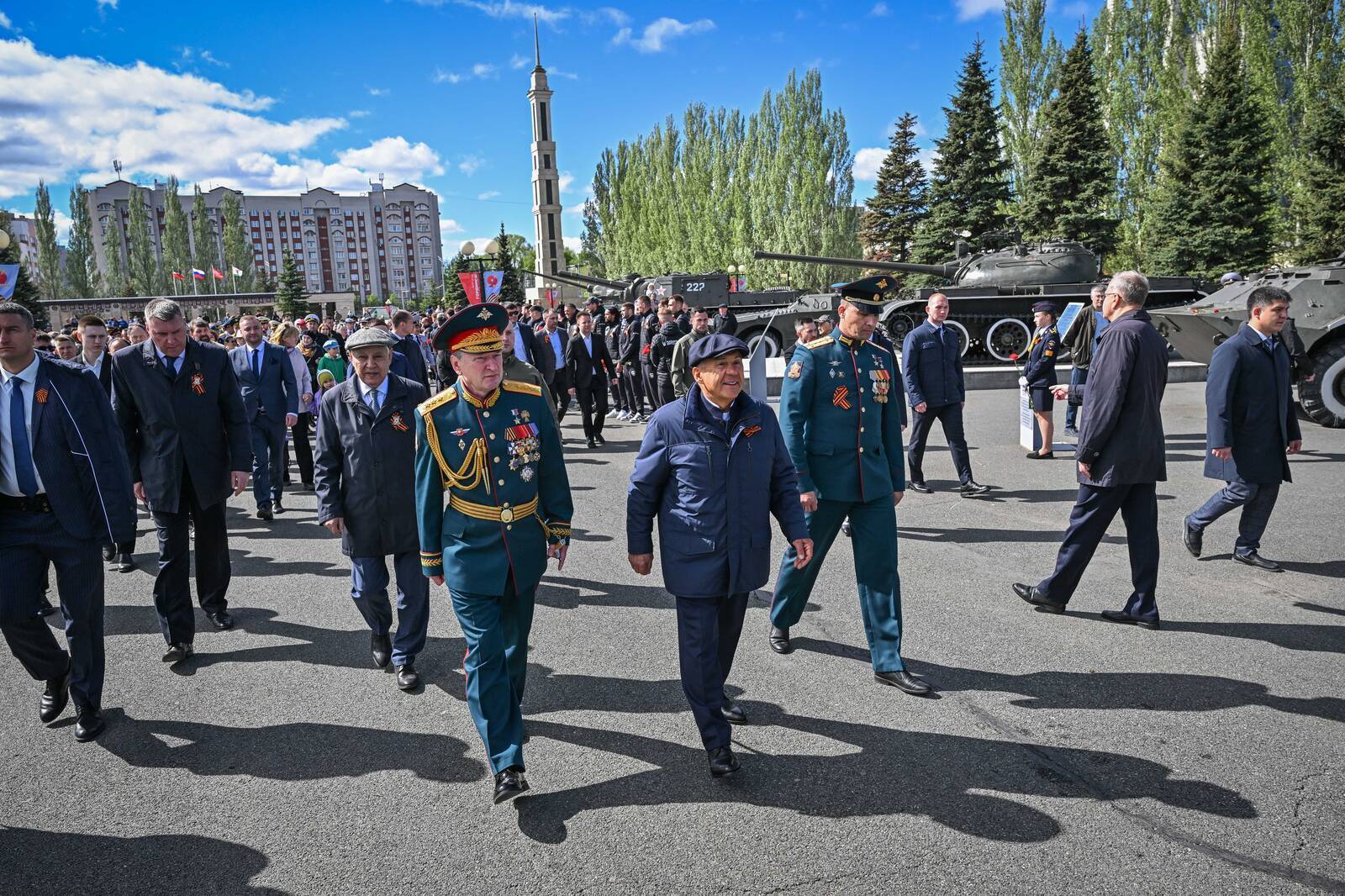 Минниханов и Шаймиев возложили цветы к Вечному огню в парке Победы