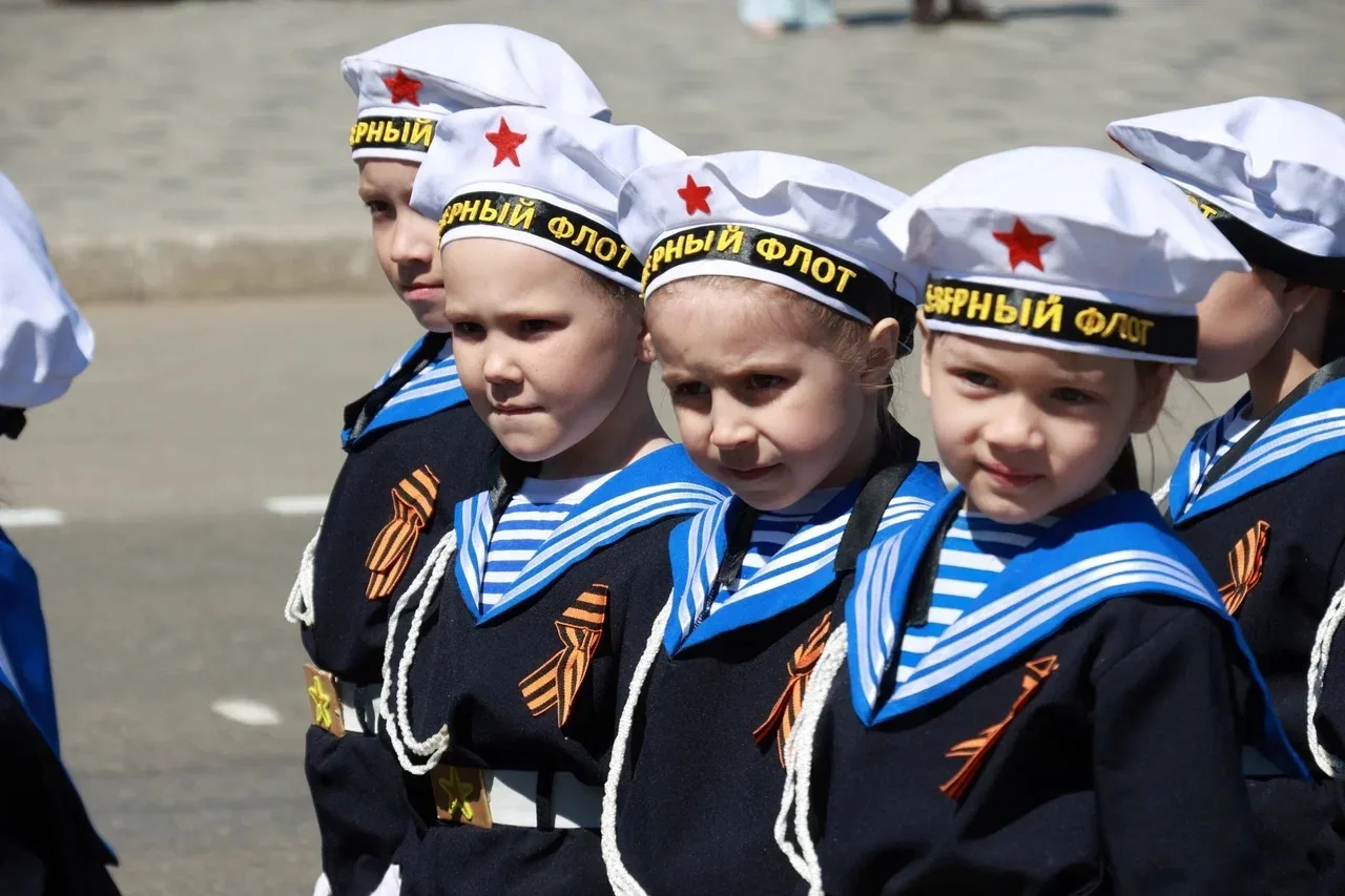 Воспитанники детсадов в Нижнекамске прошли в составе колонн на параде Победы