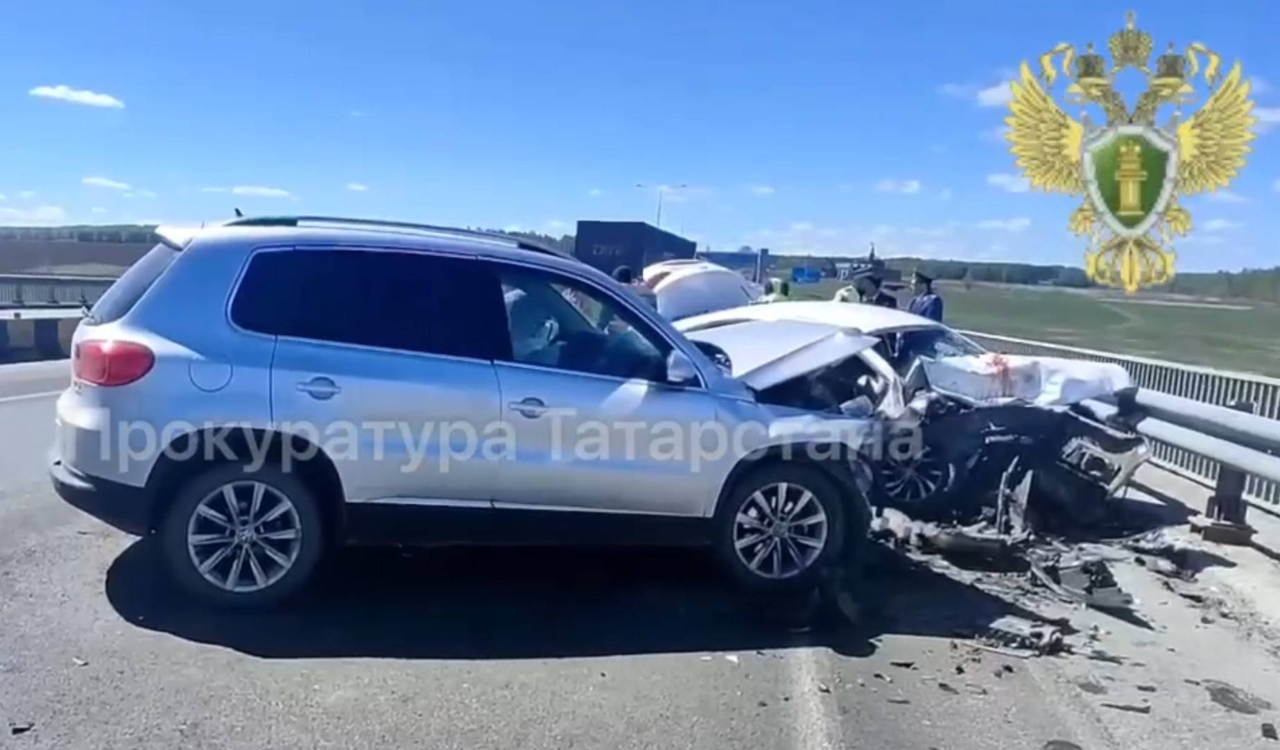 На трассе М-12 в Татарстане лоб в лоб столкнулись две иномарки - один человек погиб и семь пострадали
