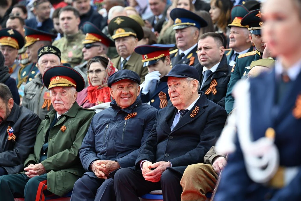 Минниханов поделился фото с парада Победы в Казани