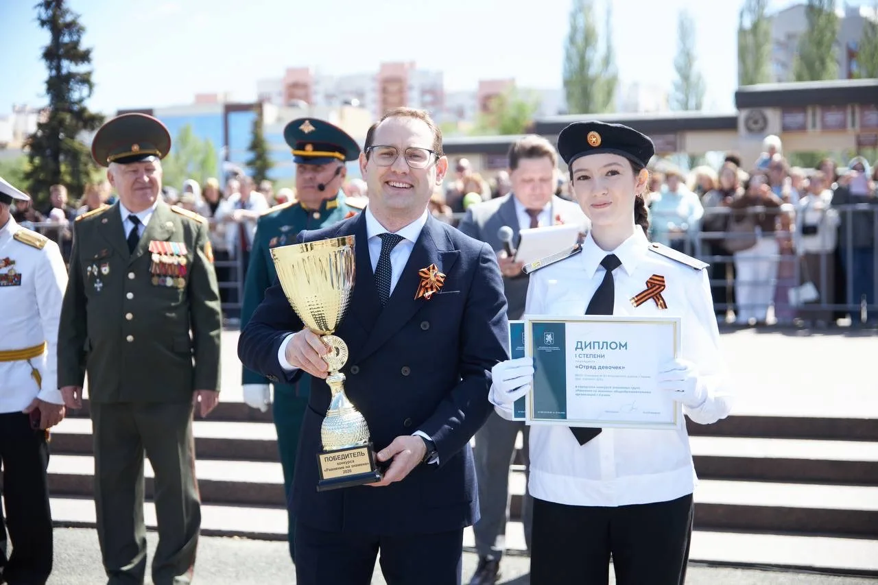 В День Победы парад старшеклассников прошел в парке Победы в Казани