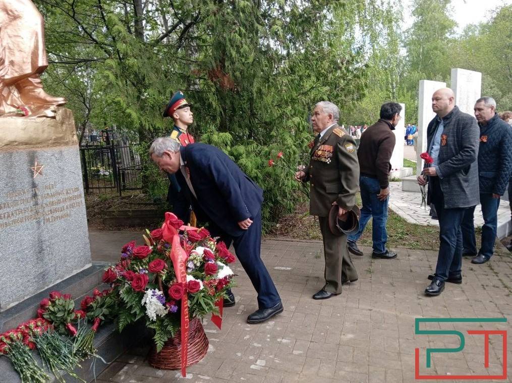 На Архангельском кладбище в Казани состоялась церемония возложение памятных венков