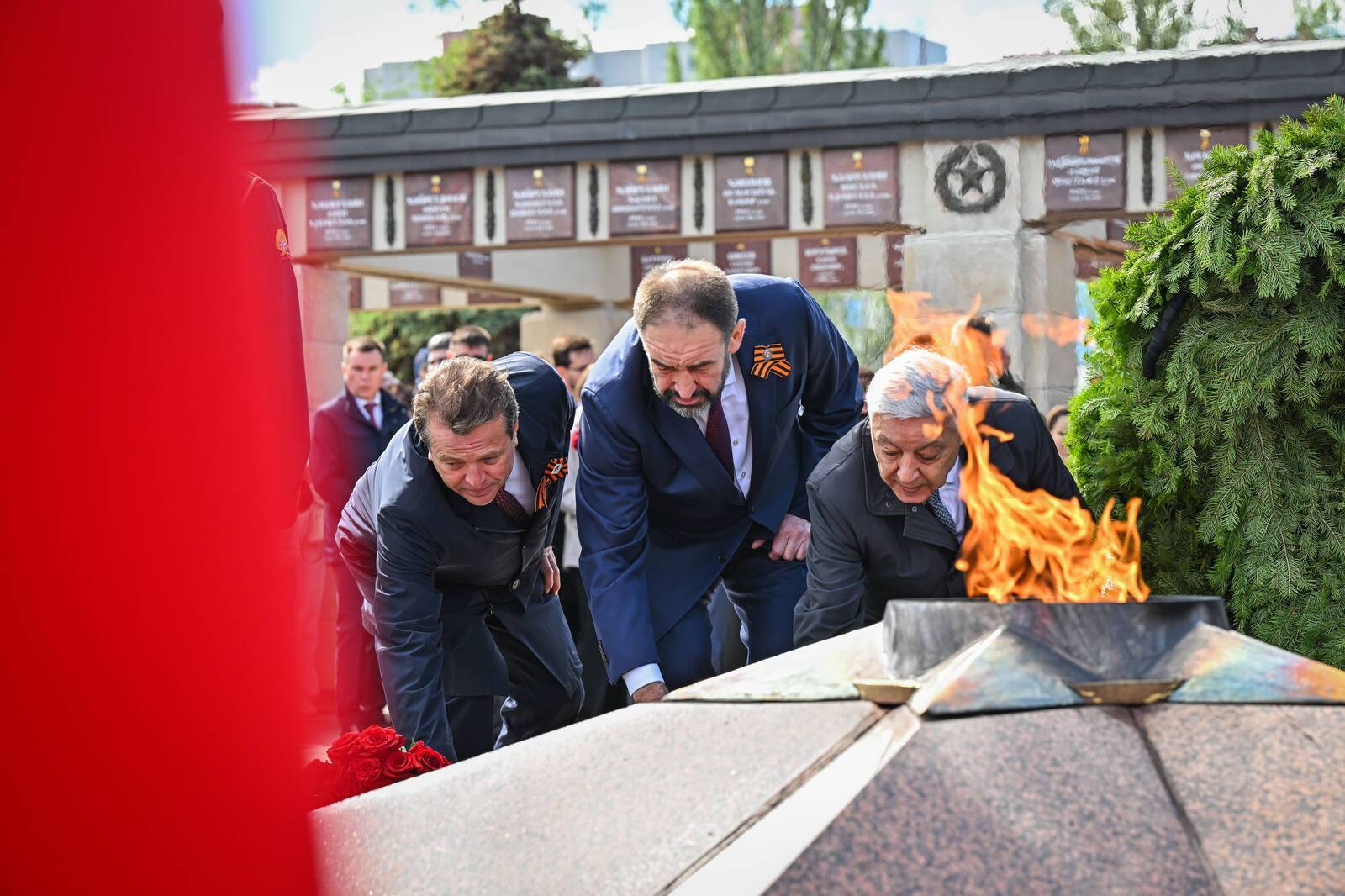 Минниханов и Шаймиев возложили цветы к Вечному огню в парке Победы