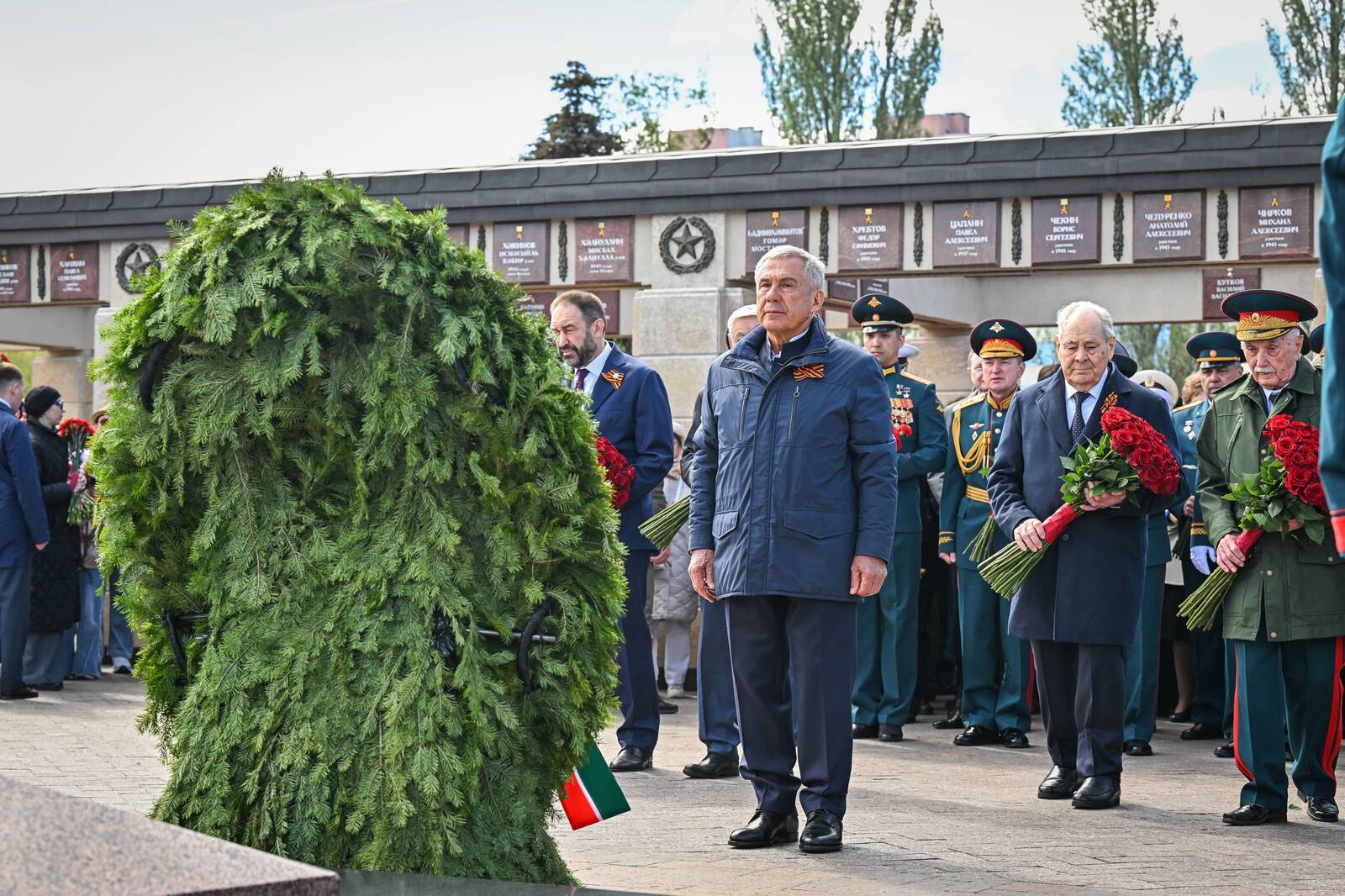 Минниханов и Шаймиев возложили цветы к Вечному огню в парке Победы