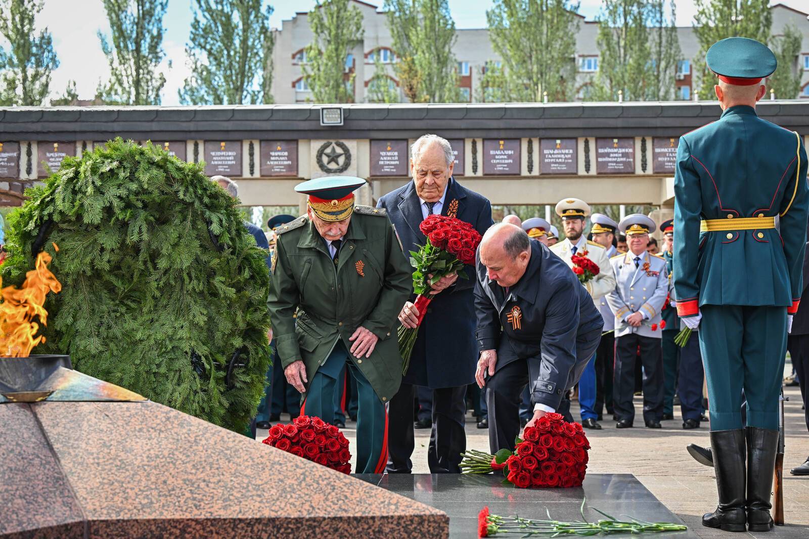 Минниханов и Шаймиев возложили цветы к Вечному огню в парке Победы