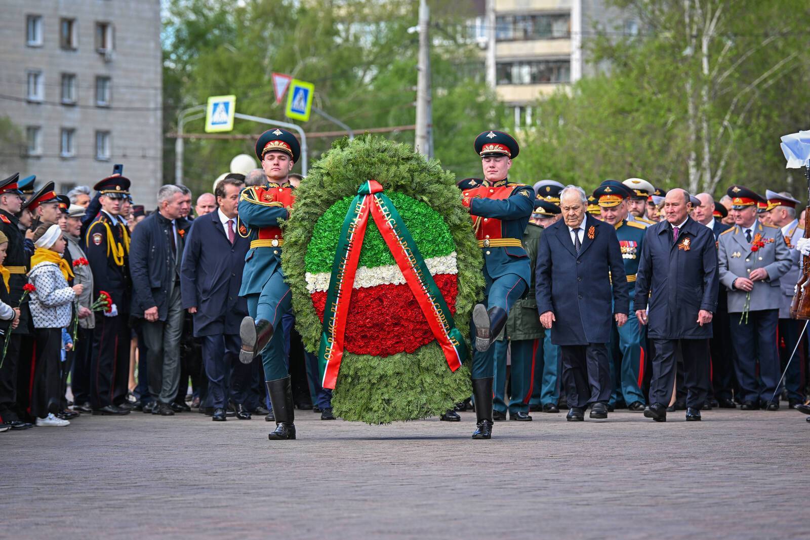 Минниханов и Шаймиев возложили цветы к Вечному огню в парке Победы